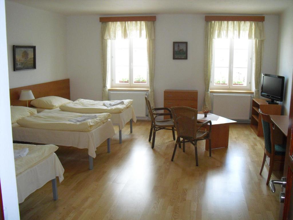 Mestsky Hotel Dorinka Hostinné Quarto foto