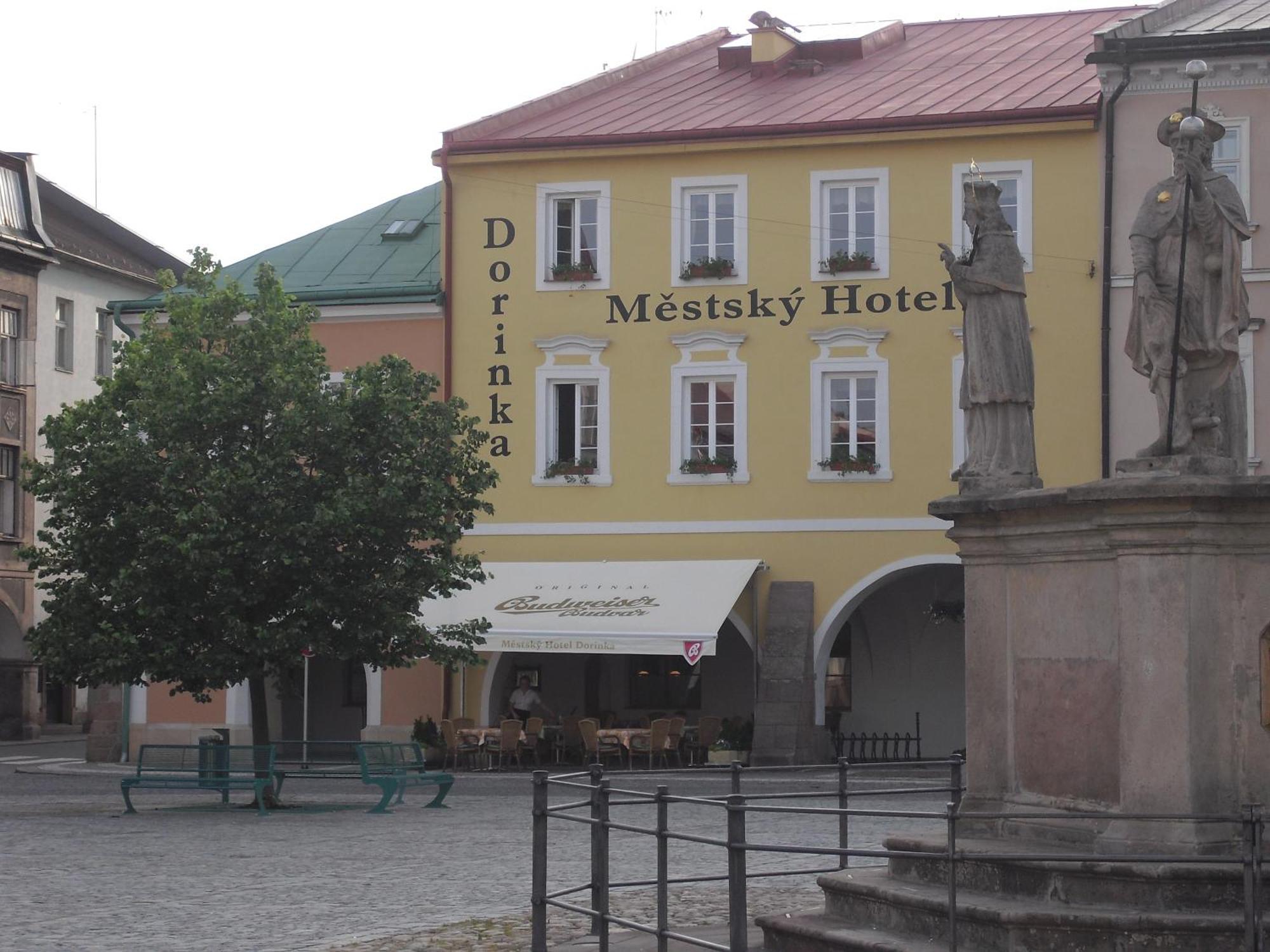 Mestsky Hotel Dorinka Hostinné Exterior foto