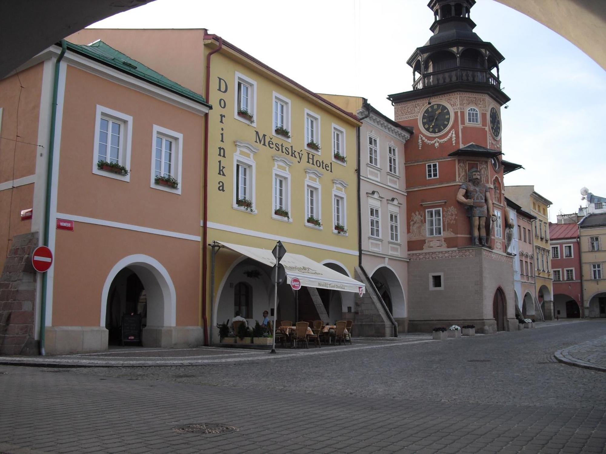 Mestsky Hotel Dorinka Hostinné Exterior foto