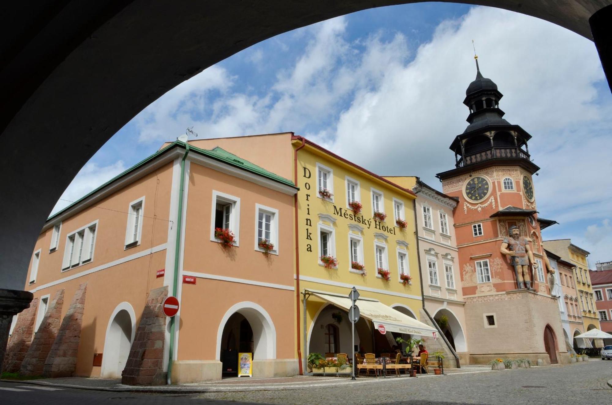 Mestsky Hotel Dorinka Hostinné Exterior foto