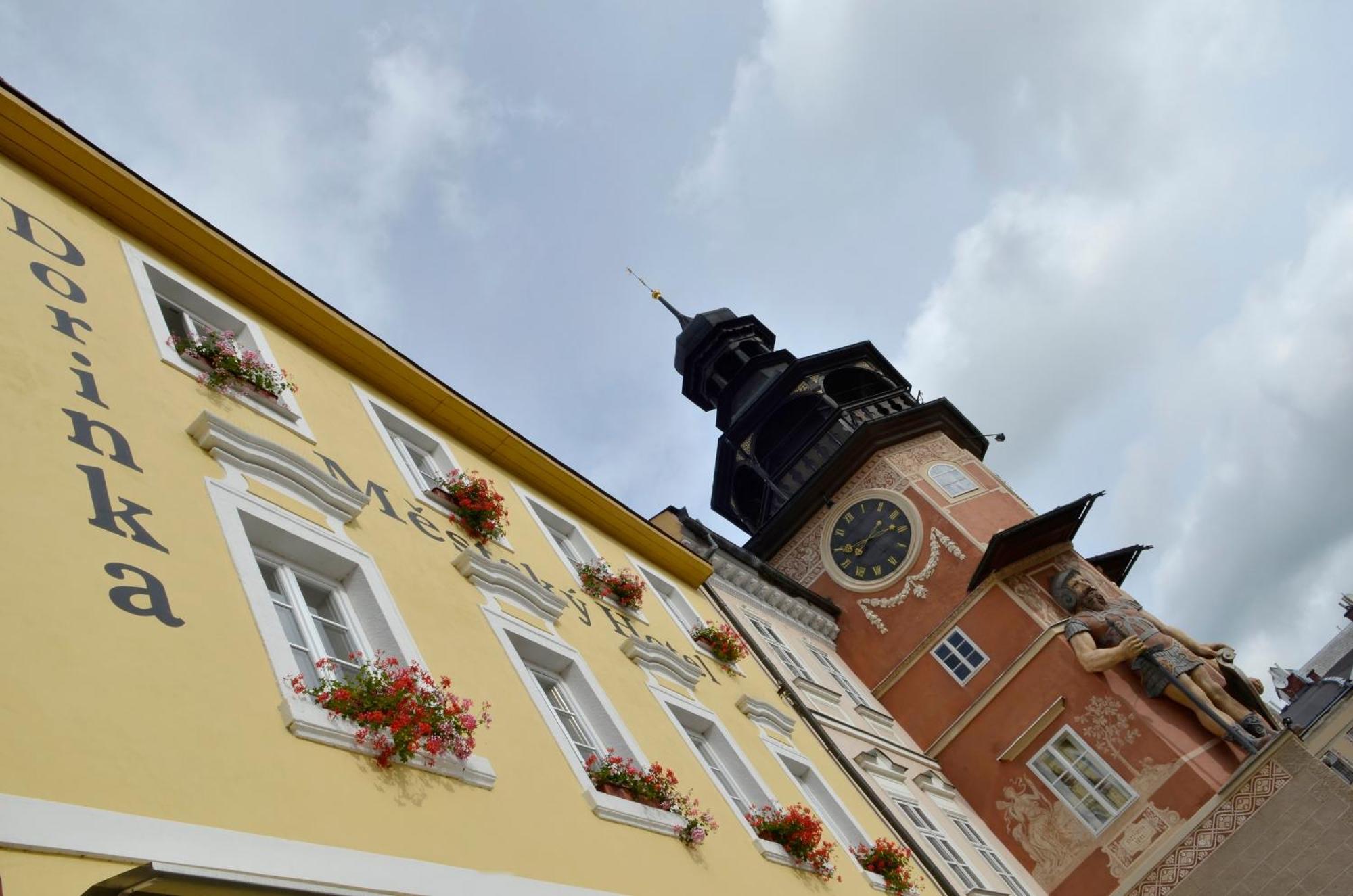 Mestsky Hotel Dorinka Hostinné Exterior foto