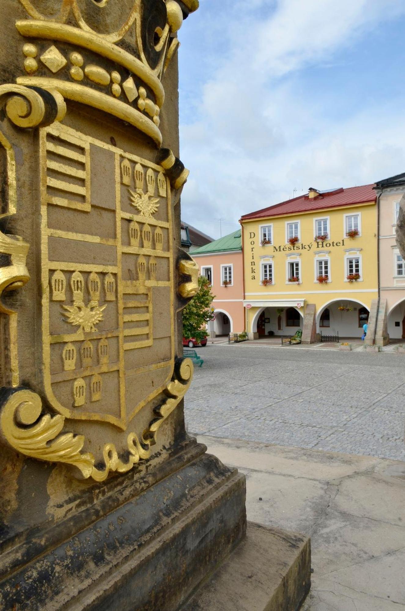 Mestsky Hotel Dorinka Hostinné Exterior foto